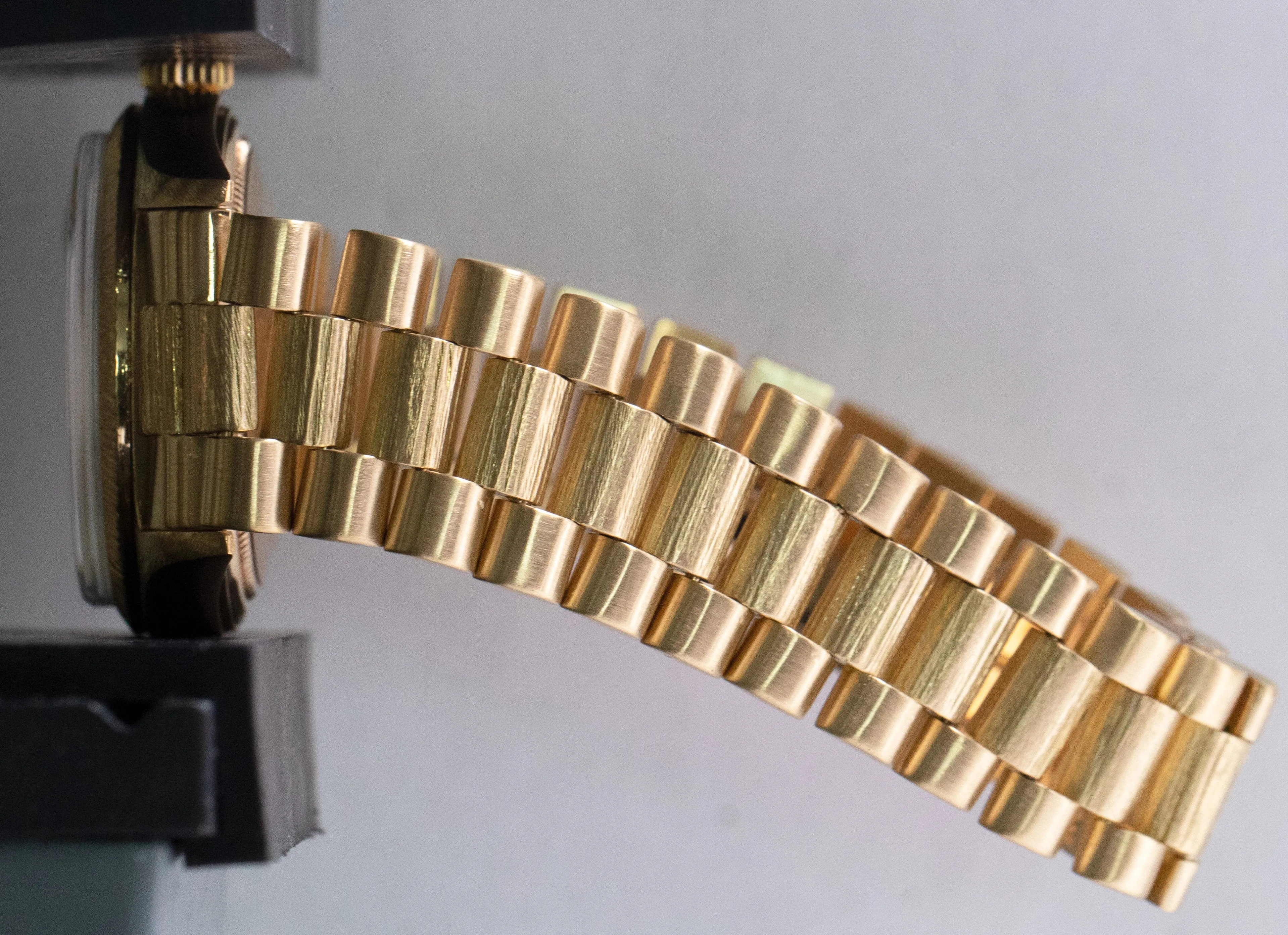 Rolex Day-Date President 36mm Champagne DIAMOND LINEN BARK 18K Yellow Gold 1807