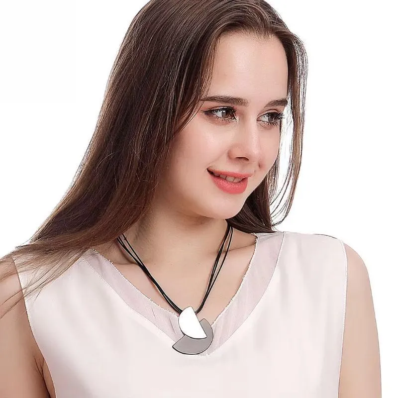 Trending Products Necklace Vintage Neck Chokers with Suspension Pendants