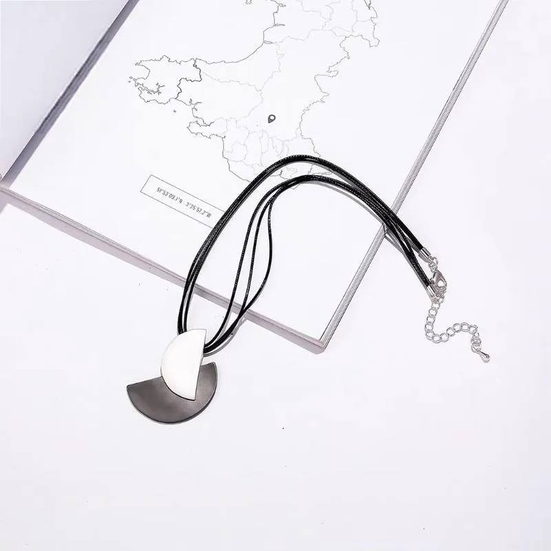 Trending Products Necklace Vintage Neck Chokers with Suspension Pendants
